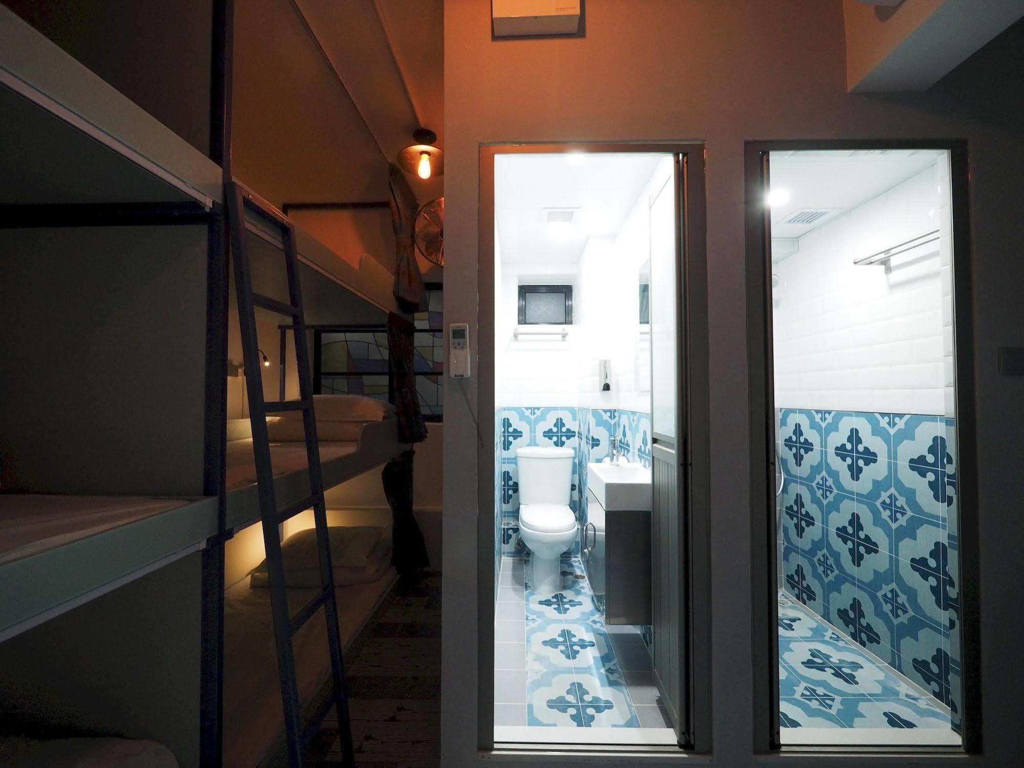 Panda'S Hostel - Hot Dog Bus Гонконг Экстерьер фото